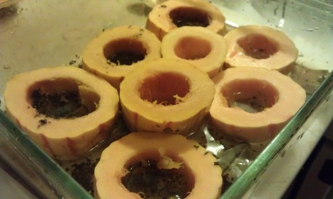 Delicatta squash slices steeping in water with bay leaves and lemon-thyme (photo)
